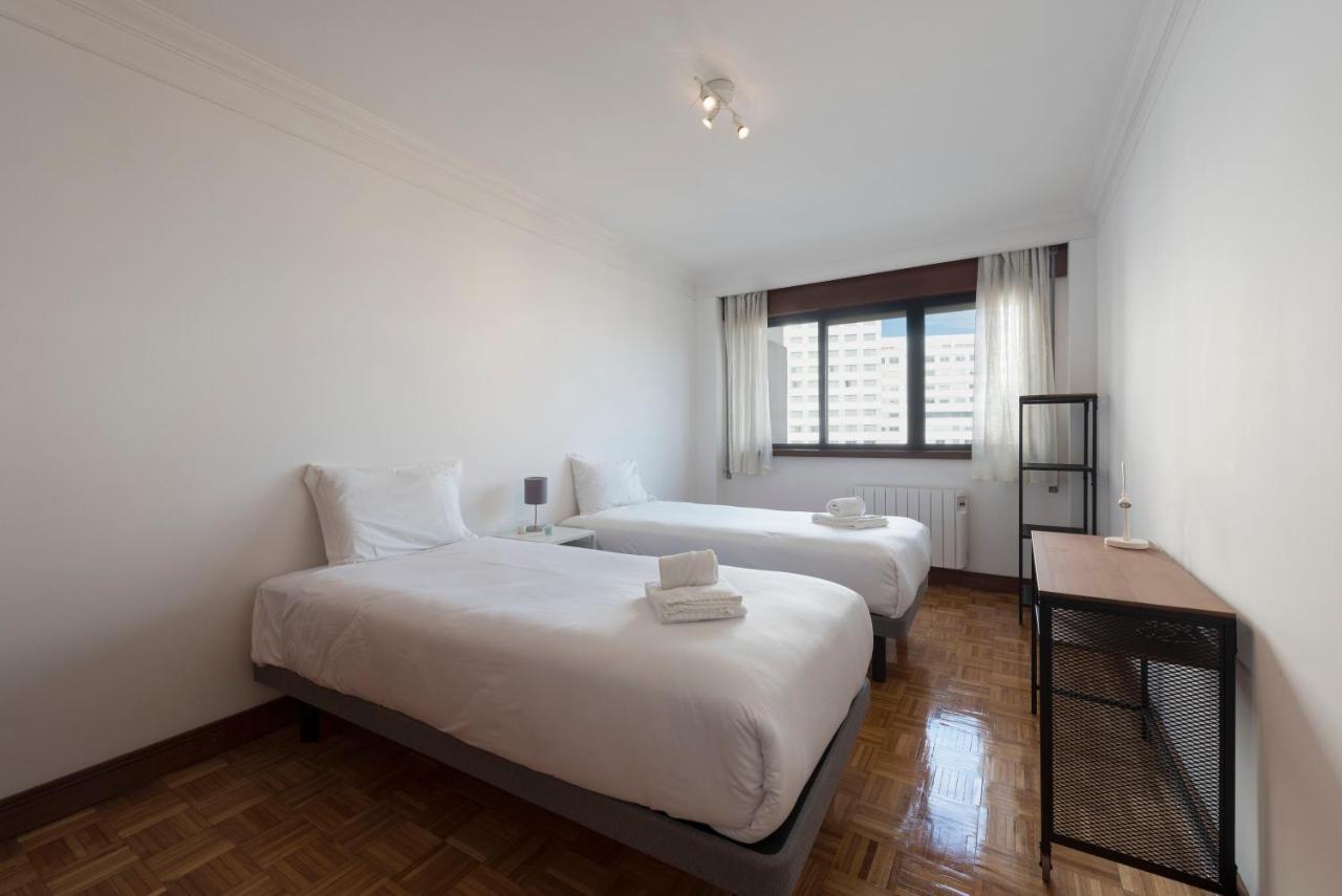 Lovelystay - Charming 3Br Flat W/ Free Parking In Devesas Vila Nova de Gaia Luaran gambar
